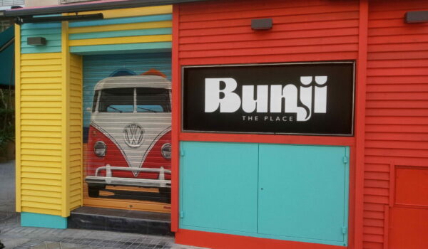 Bunji the place. Rotulación corporativa para restaurantes